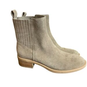 Dolce Vita Farlin NWOB suede Booties 8.5